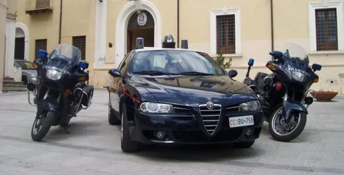 Con l’auto contro un albero, ladro in fuga muore dopo un furto