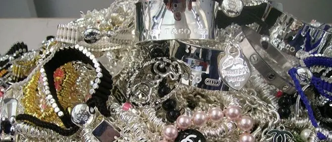 Crotone, sequestrati 80 mila articoli di bigiotteria