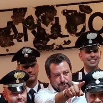 Quel cartello crivellato di proiettili simbolo della guerra tra Stato e ‘ndrangheta