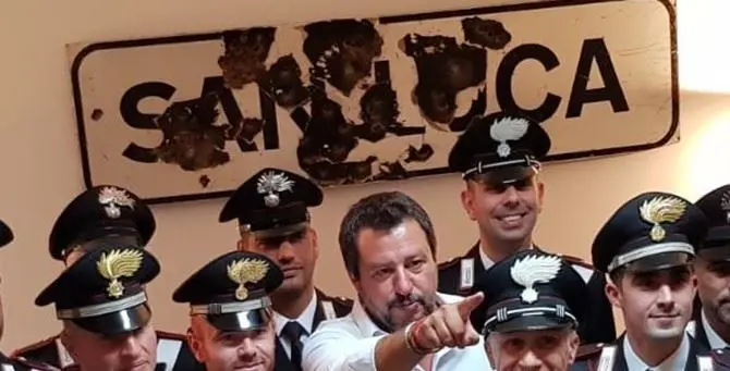 Quel cartello crivellato di proiettili simbolo della guerra tra Stato e ‘ndrangheta