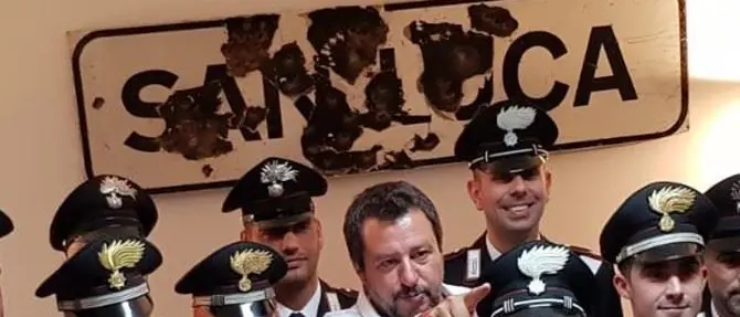 Quel cartello crivellato di proiettili simbolo della guerra tra Stato e ‘ndrangheta