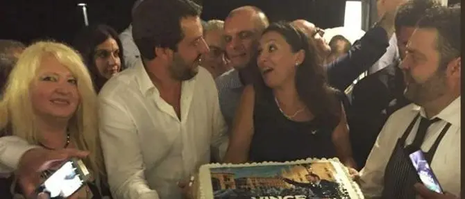 Salvini brinda la notte della tragedia di Genova: scoppia la polemica
