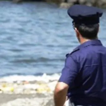 Reggio, la polizia salva un uomo in balia delle onde