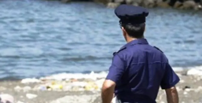 Reggio, la polizia salva un uomo in balia delle onde