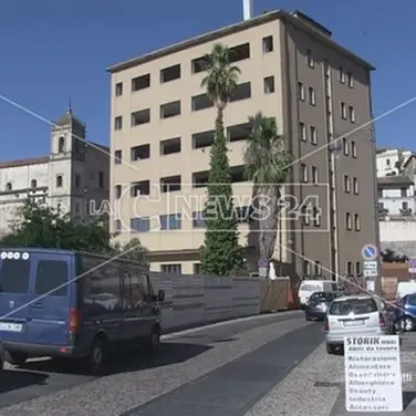 Abbattimento ex Hotel Jolly di Cosenza, i Cinquestelle allertano i carabinieri