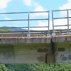 Prove tecniche dell’Anas sul ponte di Celico. Ma il semaforo oscurato non segnala il pericolo