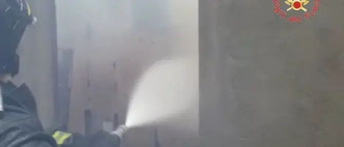 Incendio distrugge magazzino a Borgia