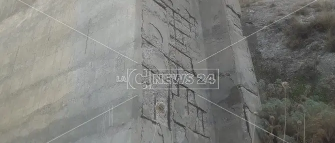 Dai piloni del ponte Lamia di Stalettì piovono calcinacci