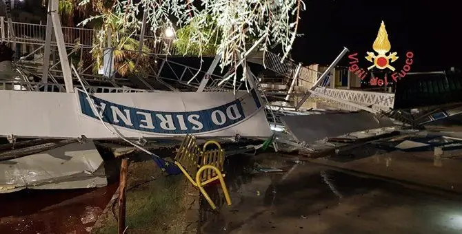 Tromba d'aria a Catanzaro, distrutto uno stabilimento balneare -VIDEO