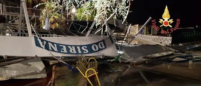 Tromba d'aria a Catanzaro, distrutto uno stabilimento balneare -VIDEO