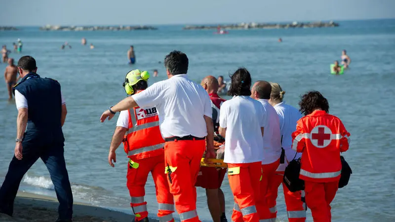 Foto di Paolo Genovesi. 18.06.2012 Ravenna Sidrome da sommersione a lido adriano spiaggia libera, signore anziano
