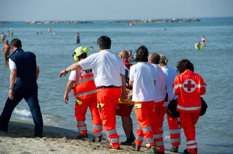 Passeggia sulla spiaggia e viene colto da malore, muore 75enne a Crotone