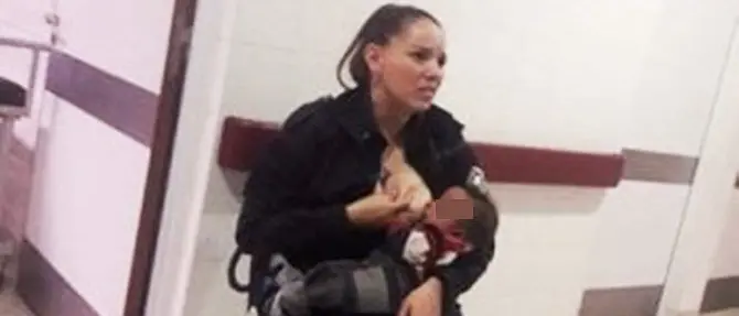 Allatta il figlio di un'arrestata, il gesto della poliziotta argentina commuove il web