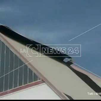 Maltempo a Catanzaro, divelta la copertura del palazzetto dello sport