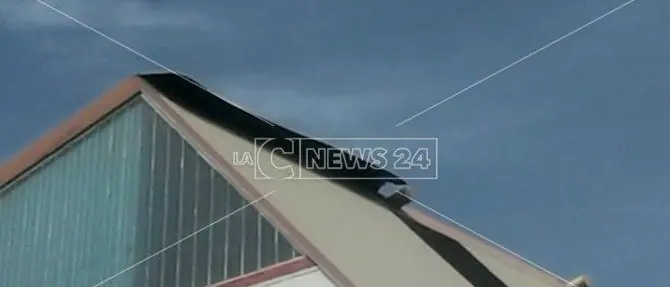 Maltempo a Catanzaro, divelta la copertura del palazzetto dello sport