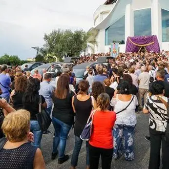 Lacrime e commozione per l’addio a Carmen e Antonio travolti dal Raganello