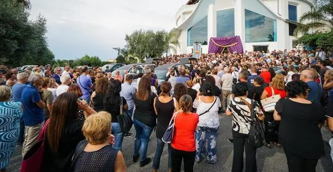 Lacrime e commozione per l’addio a Carmen e Antonio travolti dal Raganello