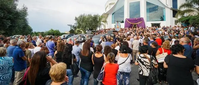 Lacrime e commozione per l’addio a Carmen e Antonio travolti dal Raganello