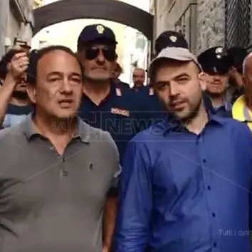 Saviano in Calabria: «Perché sono a Riace? Perché il paese riparte da qui»