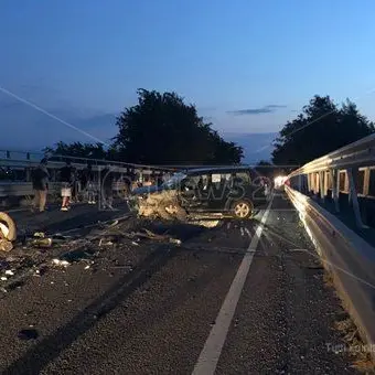 Scontro frontale sulla statale 106 a Simeri, tre feriti