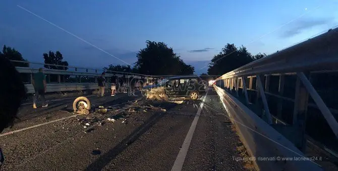 Scontro frontale sulla statale 106 a Simeri, tre feriti