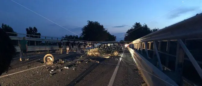 Scontro frontale sulla statale 106 a Simeri, tre feriti
