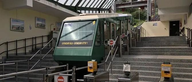 Funicolare chiusa a Catanzaro, l'odissea di un pendolare