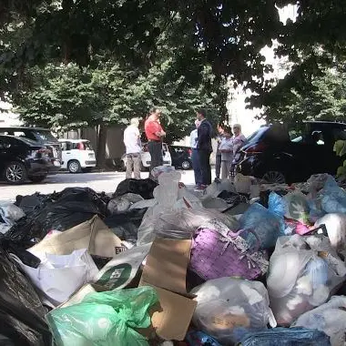 A Vibo è piena emergenza ambientale: spazzatura fin dentro le case e cittadini sul piede di guerra