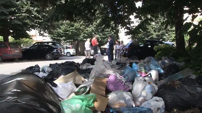 A Vibo è piena emergenza ambientale: spazzatura fin dentro le case e cittadini sul piede di guerra