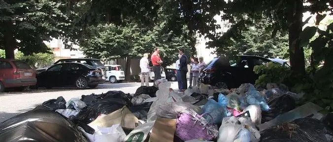 A Vibo è piena emergenza ambientale: spazzatura fin dentro le case e cittadini sul piede di guerra