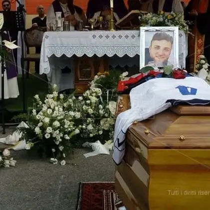 L’ultimo saluto ad Antonio De Rasis, la guida morta nell’inferno del Raganello