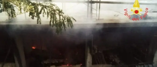 In fiamme deposito edile a Soverato, struttura danneggiata
