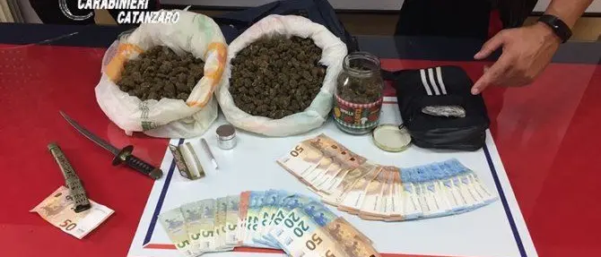 Supermarket della droga in casa, arrestato un 36enne di Soverato