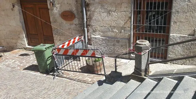 Catanzaro, Palazzo Fazzari cade a pezzi: recintata area a rischio crollo