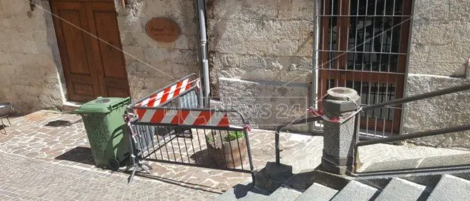 Catanzaro, Palazzo Fazzari cade a pezzi: recintata area a rischio crollo