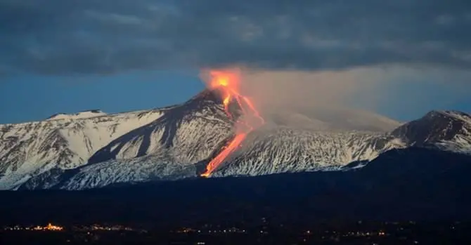 Etna in eruzione, chiuso l’aeroporto di Reggio Calabria