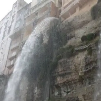 Ecco le “cascate” di Tropea: il nubifragio si abbatte sulla rupe