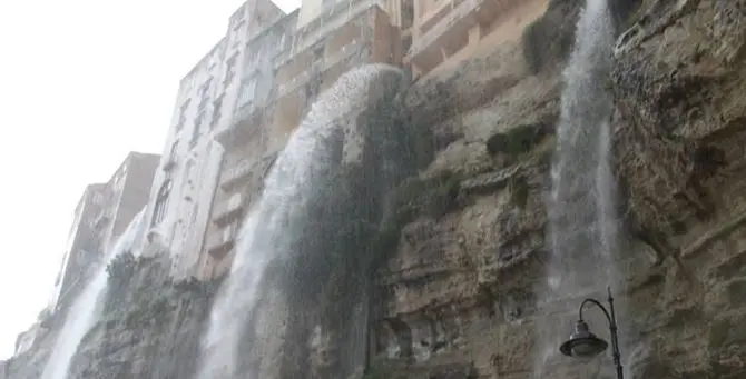 Ecco le “cascate” di Tropea: il nubifragio si abbatte sulla rupe