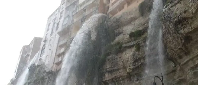 Ecco le “cascate” di Tropea: il nubifragio si abbatte sulla rupe