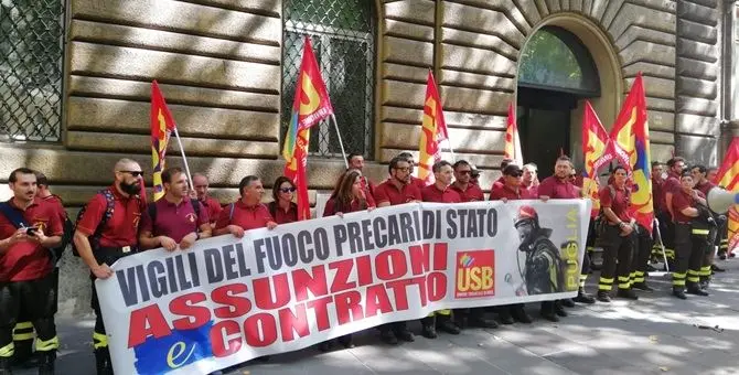 Vigili del fuoco Calabria: «La popolazione attende soccorsi ma noi non veniamo assunti»