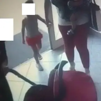 Catanzaro, porta via il passeggino ad una mamma: denunciata una donna