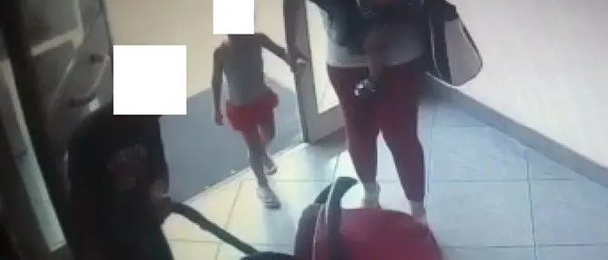 Catanzaro, porta via il passeggino ad una mamma: denunciata una donna