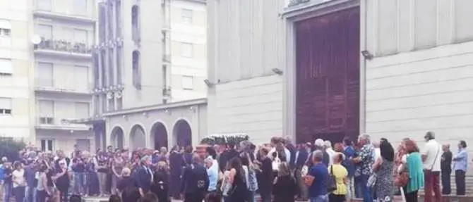 Lacrime e commozione per l’ultimo saluto a Ciccio Augieri: «Hai perso la vita per difendere un amico»