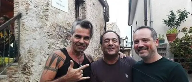 Migranti, Piero Pelù incontra Mimmo Lucano: «Il sindaco più rock che c’è» -VIDEO
