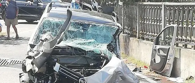Scontro camion-auto sulla statale 106, un ferito grave