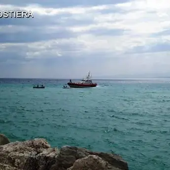 Catamarano si ribalta, diportisti salvati al largo di Roccella