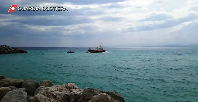 Catamarano si ribalta, diportisti salvati al largo di Roccella