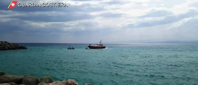 Catamarano si ribalta, diportisti salvati al largo di Roccella