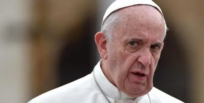 «Il Papa sapeva degli abusi». Bergoglio risponde: «ll dossier Viganò si commenta da sè»