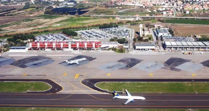 Non accetta cambio posto e aggredisce dipendente aeroporto, caos sul volo Lamezia-Torino